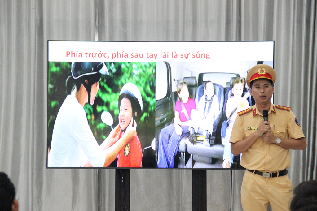 Cán bộ tuyên truyền an toàn giao thông cho lái xe, chủ xe vận chuyển mía