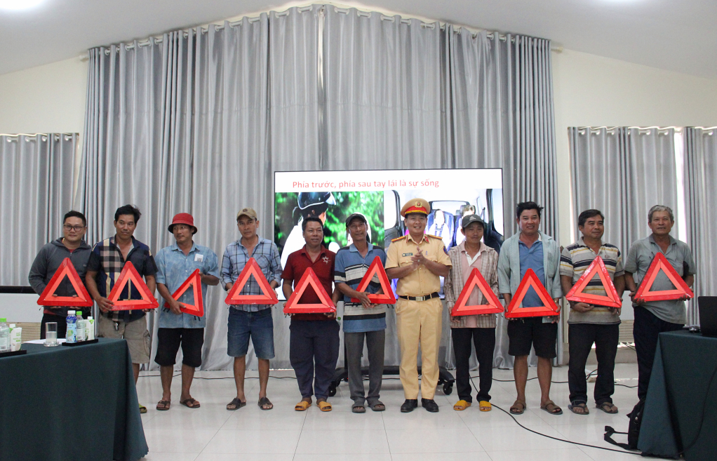 Tuy&ecirc;n truyền an to&agrave;n giao th&ocirc;ng cho l&aacute;i xe, chủ xe vận chuyển m&iacute;a