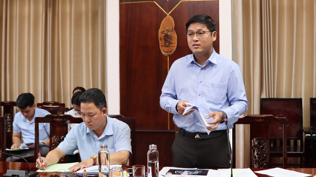 Phó Giám đốc Sở Công Thương tỉnh Tây Ninh Trần Đăng Tiến báo cáo công tác chuẩn bị tham gia Hội chợ Mùa Xuân lần thứ I - năm 2026