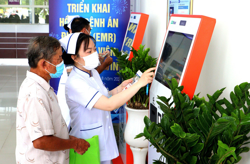 Sử dụng dữ liệu Sổ sức khỏe điện tử t&iacute;ch hợp tr&ecirc;n VNeID thay thế sổ giấy