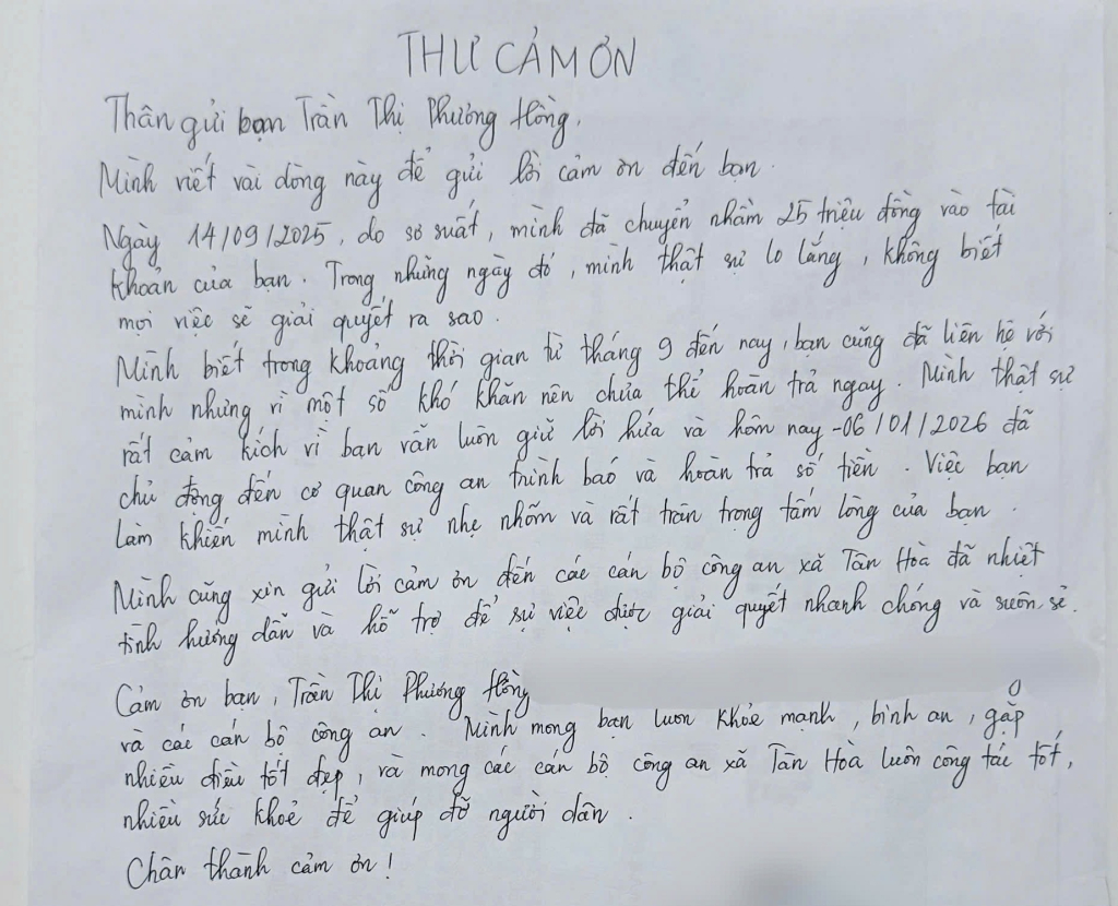 C&ocirc;ng an x&atilde; T&acirc;n H&ograve;a hướng dẫn người d&acirc;n trả lại tiền chuyển khoản nhầm