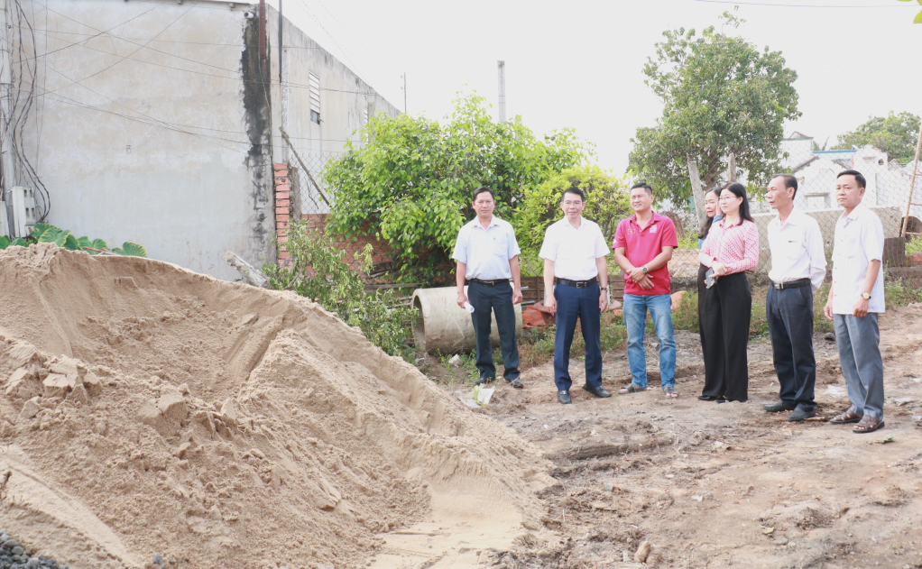 B&iacute; thư Đảng ủy x&atilde; Đức H&ograve;a kiểm tra tiến độ thi c&ocirc;ng x&acirc;y dựng, sửa chữa nh&agrave; t&igrave;nh ngh&igrave;a, t&igrave;nh thương