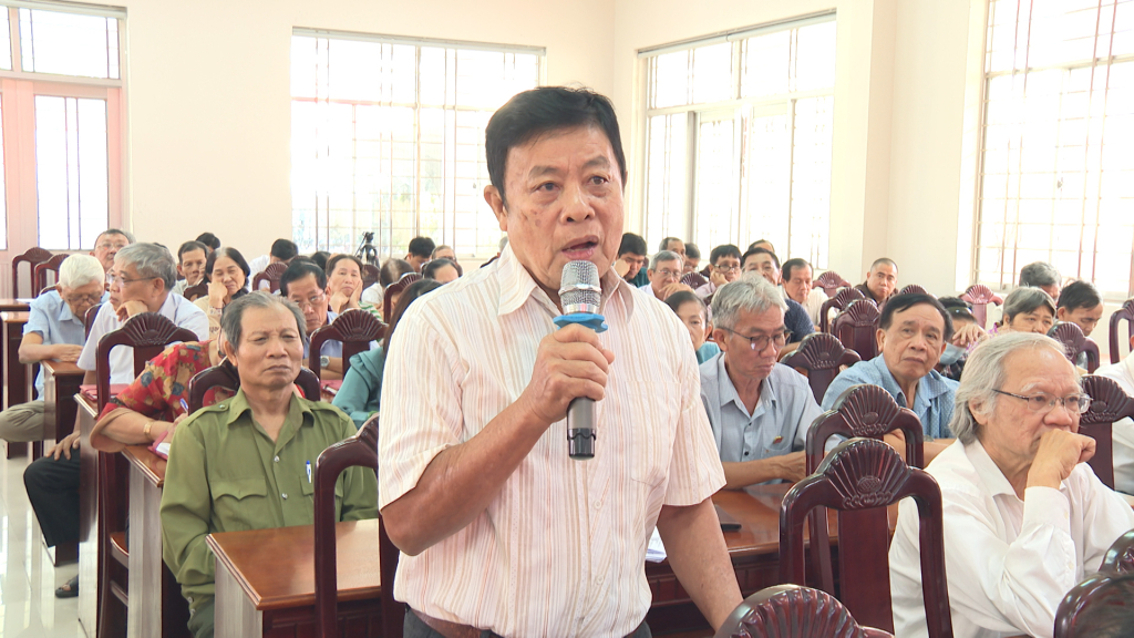 Cử tri Nguyễn Quang Rai (khu phố Bình Quân 2, phường Long An) kiến nghị trên địa bàn phường hiện còn nhiều điểm giao thông bị thắt “cổ chai”