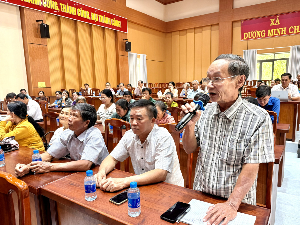 Cử tri x&atilde; Dương Minh Ch&acirc;u quan t&acirc;m đến c&ocirc;ng t&aacute;c giải quyết thủ tục h&agrave;nh ch&iacute;nh