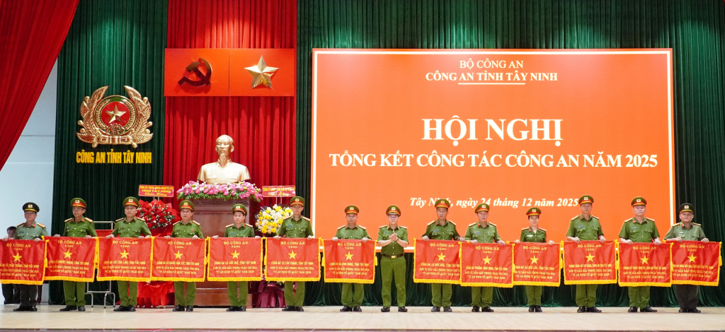 Phòng Cảnh sát cơ động (thứ 3 từ phải qua) vinh dự nhận Cờ thi đua của Bộ Công an