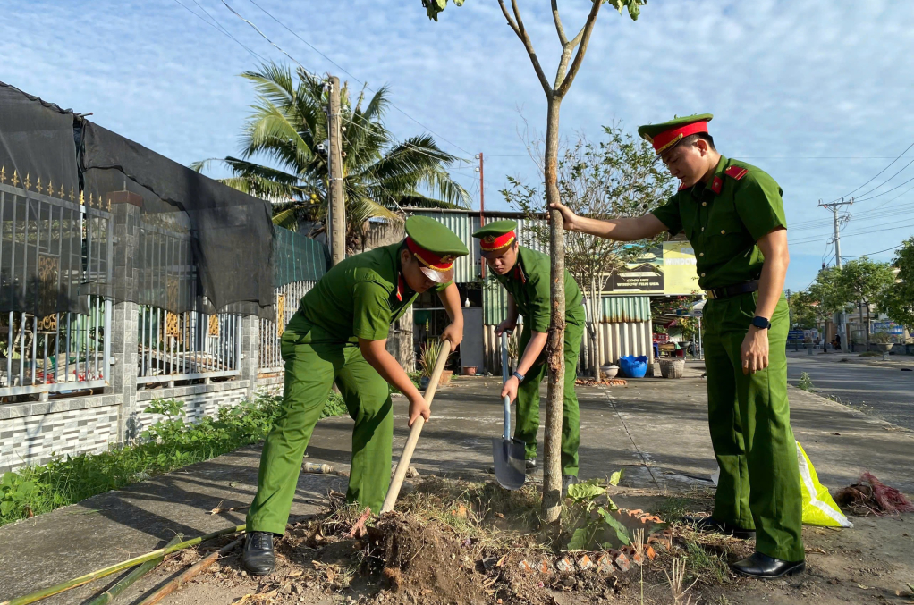 Cán bộ, chiến sĩ tham gia trồng cây xanh trên địa bàn phường Long An