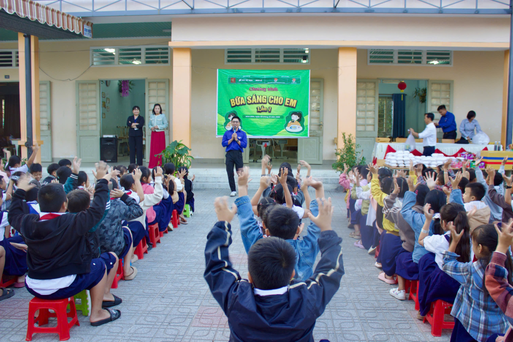 'Bữa s&aacute;ng cho em' đến với học sinh Trường Tiểu học Ng&ocirc; Thất Sơn