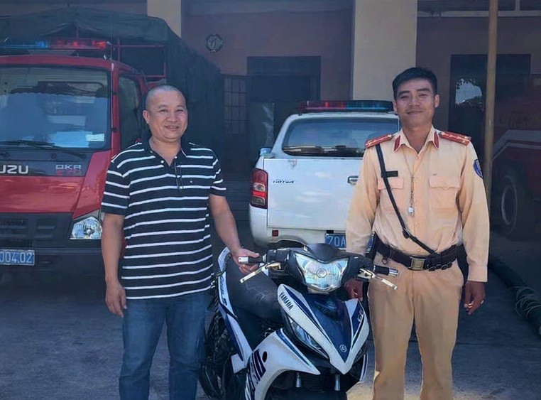 Anh Phú nhận lại xe sau gần 12 năm mất cắp