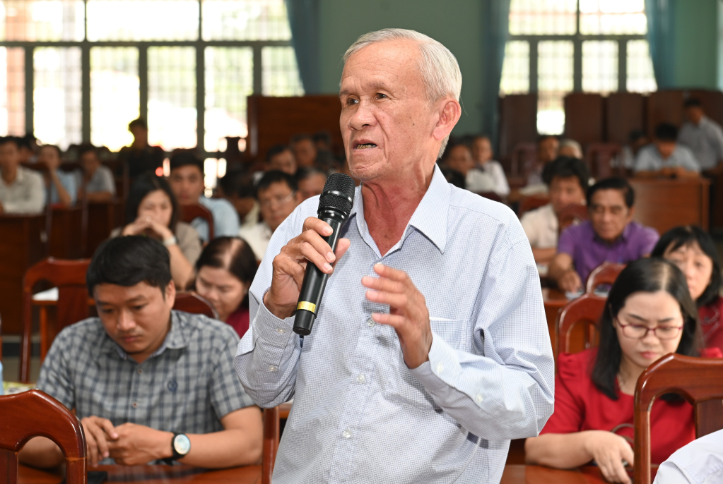 Cư tri phường An Tịnh đ&oacute;ng g&oacute;p &yacute; kiến về m&ocirc;i trường, an to&agrave;n giao th&ocirc;ng