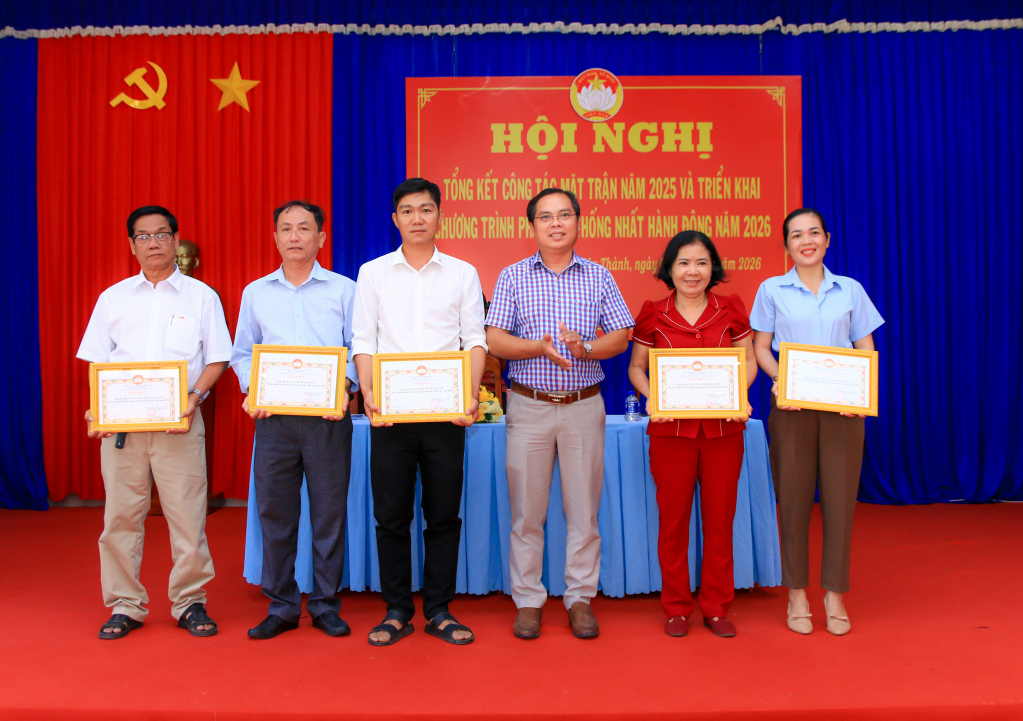 X&atilde; T&acirc;n Th&agrave;nh: Khen thưởng nhiều tập thể, c&aacute; nh&acirc;n c&oacute; th&agrave;nh t&iacute;ch xuất sắc trong c&ocirc;ng t&aacute;c Mặt trận