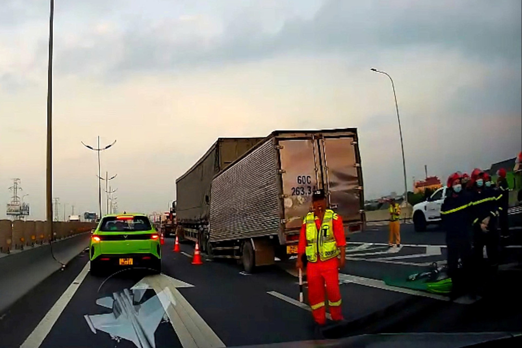 Lực lượng chức năng có mặt tại hiện trường xác minh nguyên nhân vụ việc và điều tiết giao thông