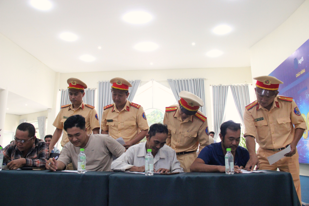 Cán bộ hướng dẫn chủ phương tiện, lái xe cam kết chấp hành nghiêm quy định, bảo đảm trật tự an toàn giao thông