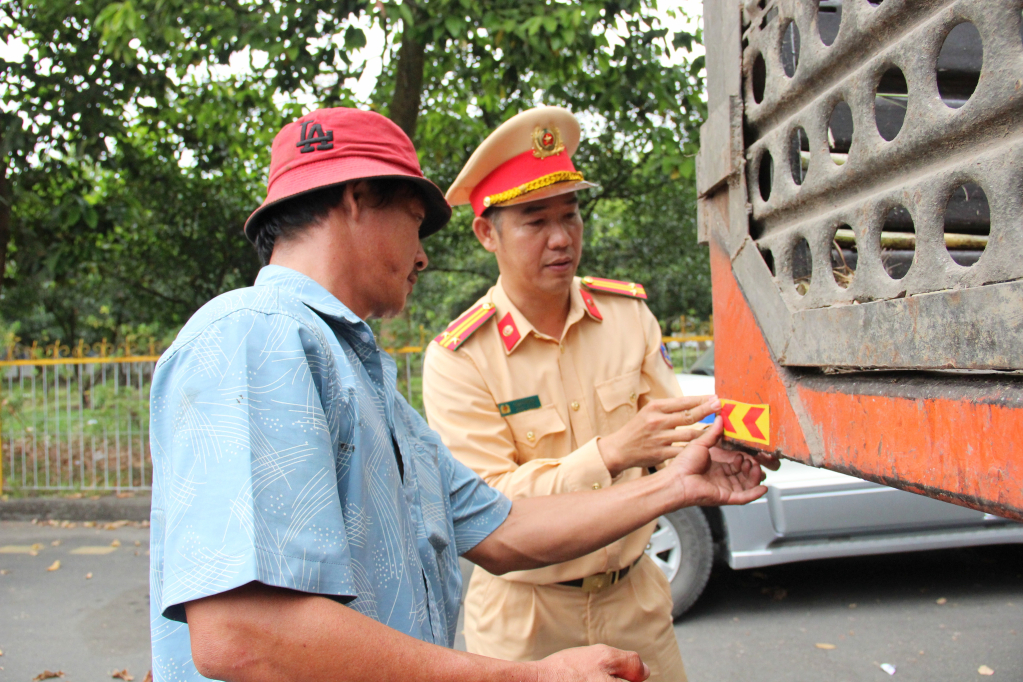 Tài xế ủng hộ việc dán phản quang cho xe vận chuyển mía, góp phần bảo đảm an toàn giao thông
