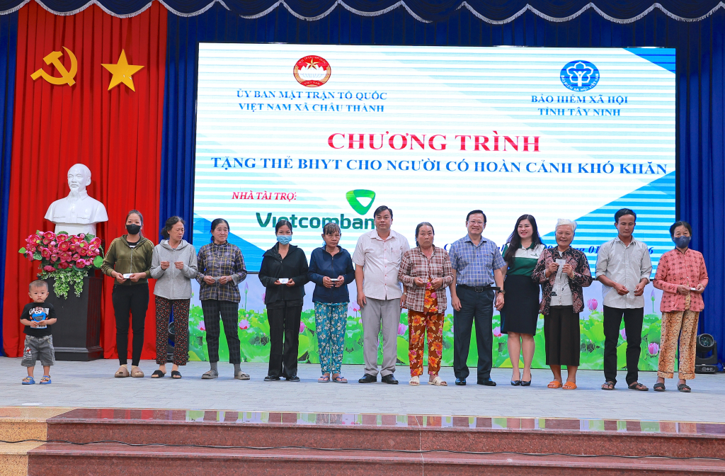 Trao tặng 98 thẻ bảo hiểm y tế cho người d&acirc;n x&atilde; Ch&acirc;u Th&agrave;nh v&agrave; Hảo Đước