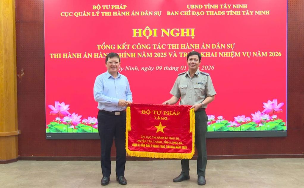 Bộ trưởng Bộ Tư pháp cũng tặng Cờ Thi đua ngành Tư pháo cho Chi cục Thi hành án huyện Tân Thạnh, tỉnh Long An (cũ)