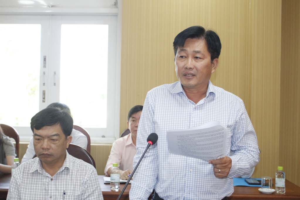 Phó Giám đốc Sở Nông nghiệp và Môi trường Trần Văn Quy giải thích làm rõ các nội dung liên quan đến lĩnh vực đất đai.