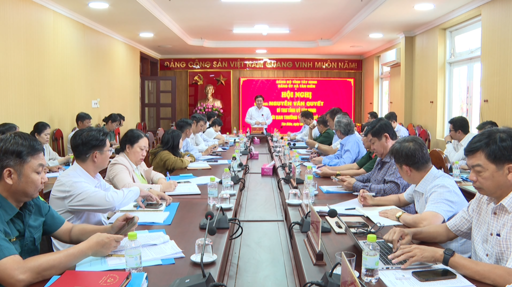 Toàn cảnh buổi làm việc.