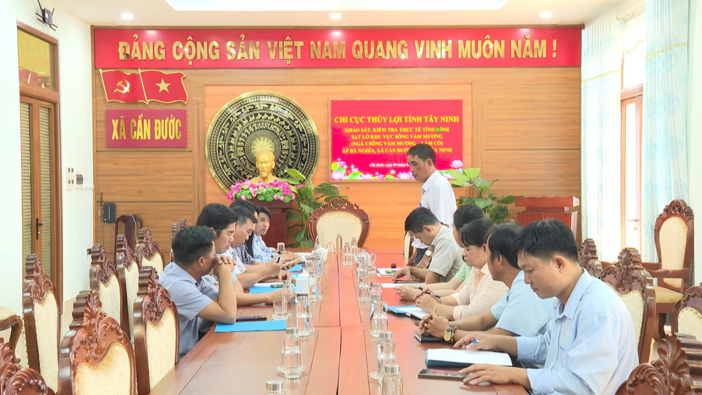 Đoàn công tác làm việc với UBND xã Cần Đước về tình hình sạt lở trên địa bàn