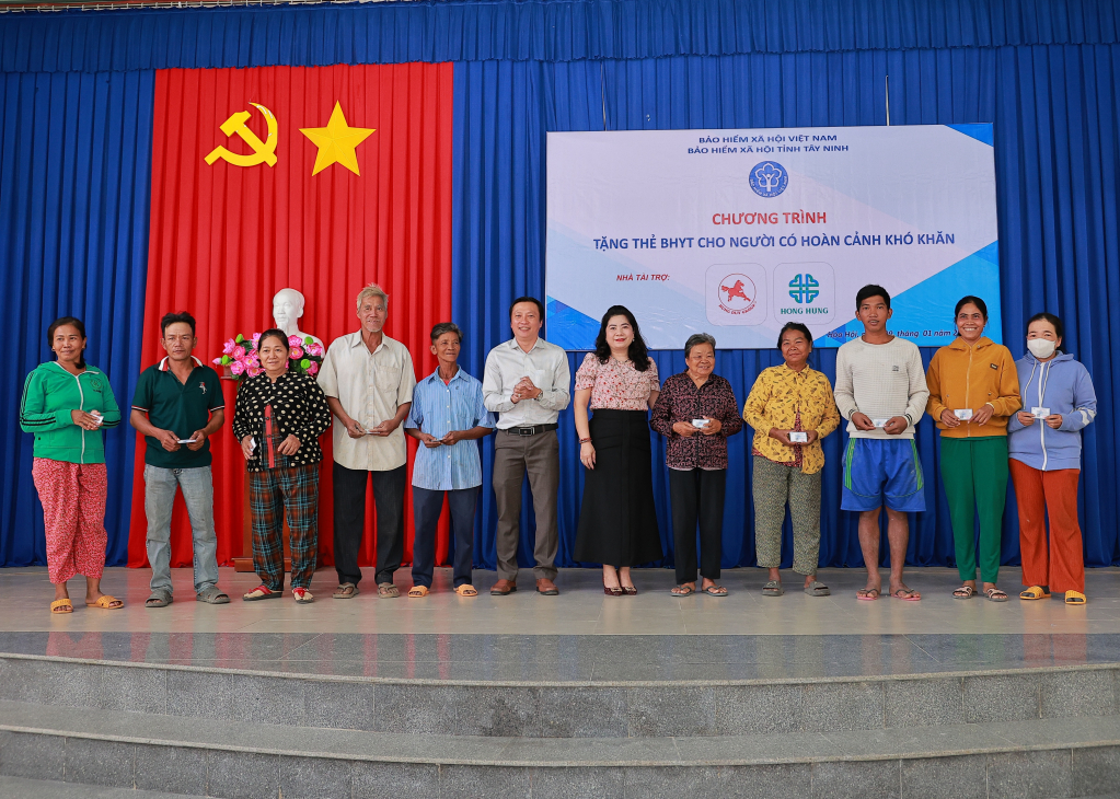 Trao tặng 53 thẻ bảo hiểm y tế cho người d&acirc;n x&atilde; Ho&agrave; Hội 