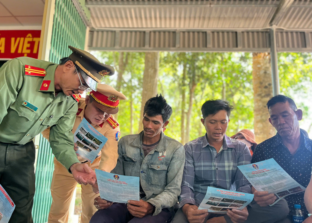 Lực lượng chức năng phát tờ rơi tuyên truyền cho người dân