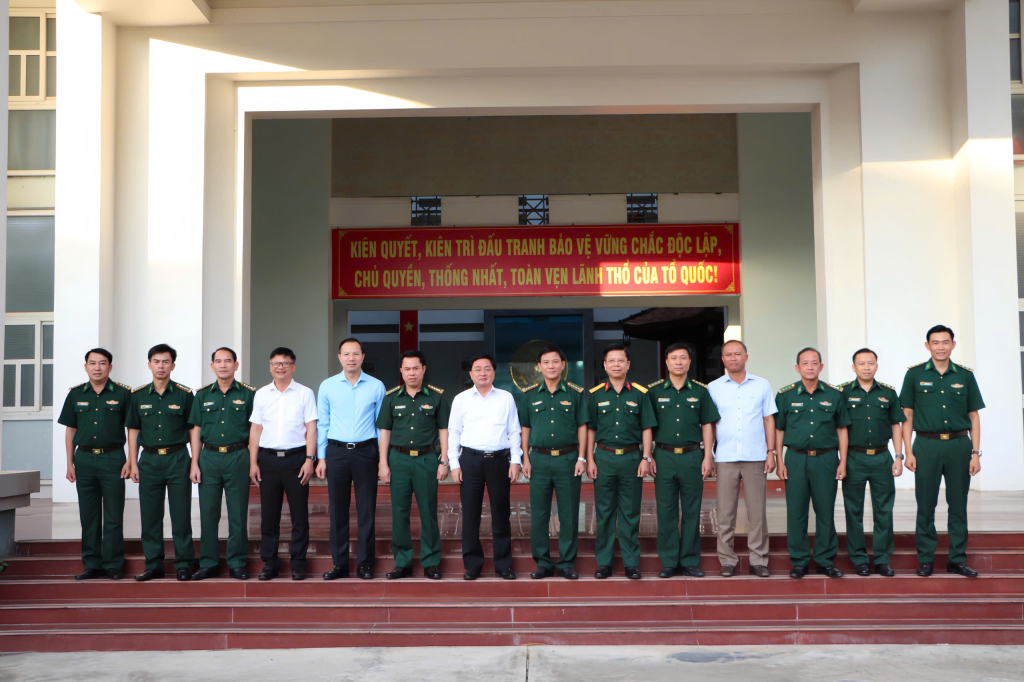 Bí thư Tỉnh ủy Nguyễn Văn Quyết và Đoàn Công tác Tỉnh ủy; UBND tỉnh chụp ảnh lưu niệm tại Trụ sở Ban chỉ huy BĐBP tỉnh