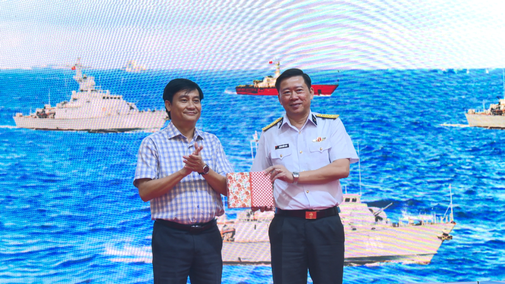 Đo&agrave;n c&ocirc;ng t&aacute;c c&aacute;c tỉnh, th&agrave;nh ph&iacute;a Nam thăm c&aacute;n bộ, chiến sĩ Bộ Tư lệnh V&ugrave;ng 5 Hải qu&acirc;n