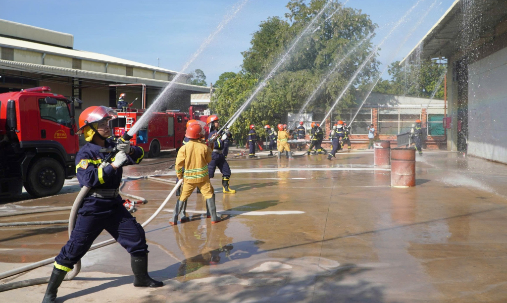 Các lực lượng tham gia dập tắt đám cháy