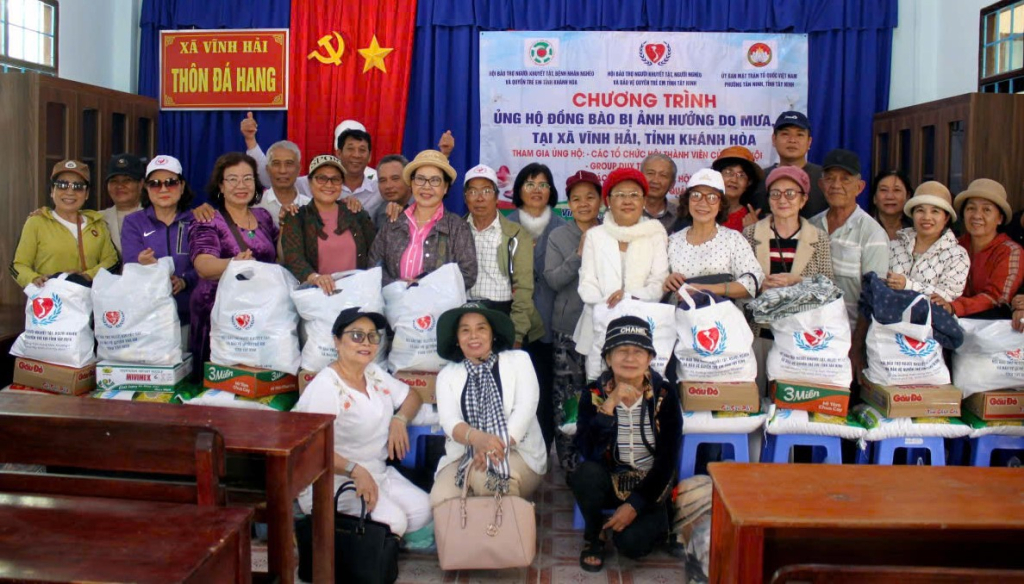 Cứu trợ đồng b&agrave;o bị thi&ecirc;n tai x&atilde; Vĩnh Hải, tỉnh Kh&aacute;nh H&ograve;a