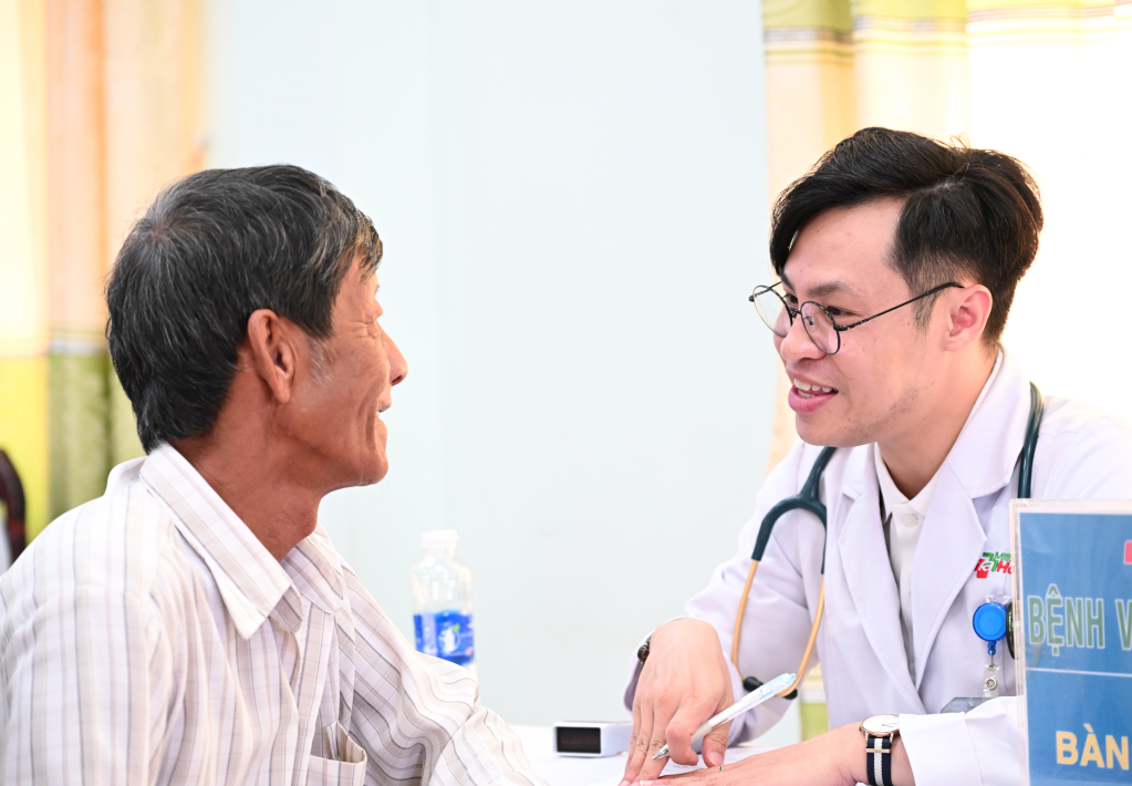 Kh&aacute;m bệnh, cấp thuốc miễn ph&iacute; cho người d&acirc;n x&atilde; Long Hựu