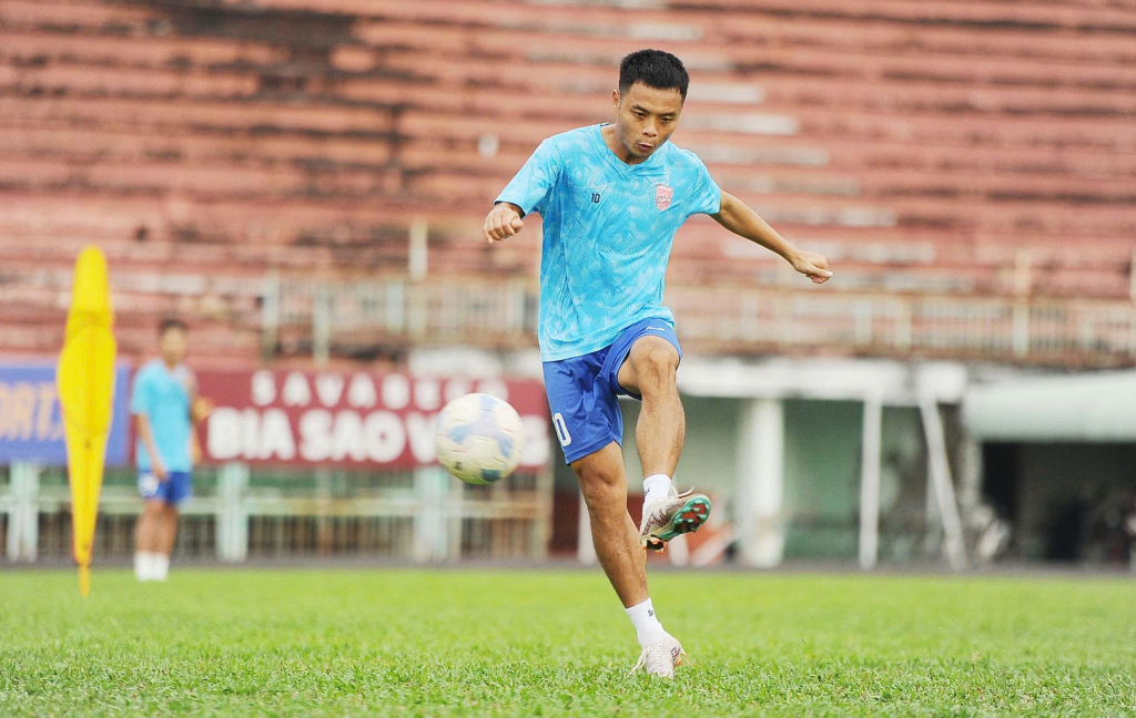 H&agrave; Vũ Em &ndash; T&igrave;nh y&ecirc;u kh&ocirc;ng rời với b&oacute;ng đ&aacute; Long An