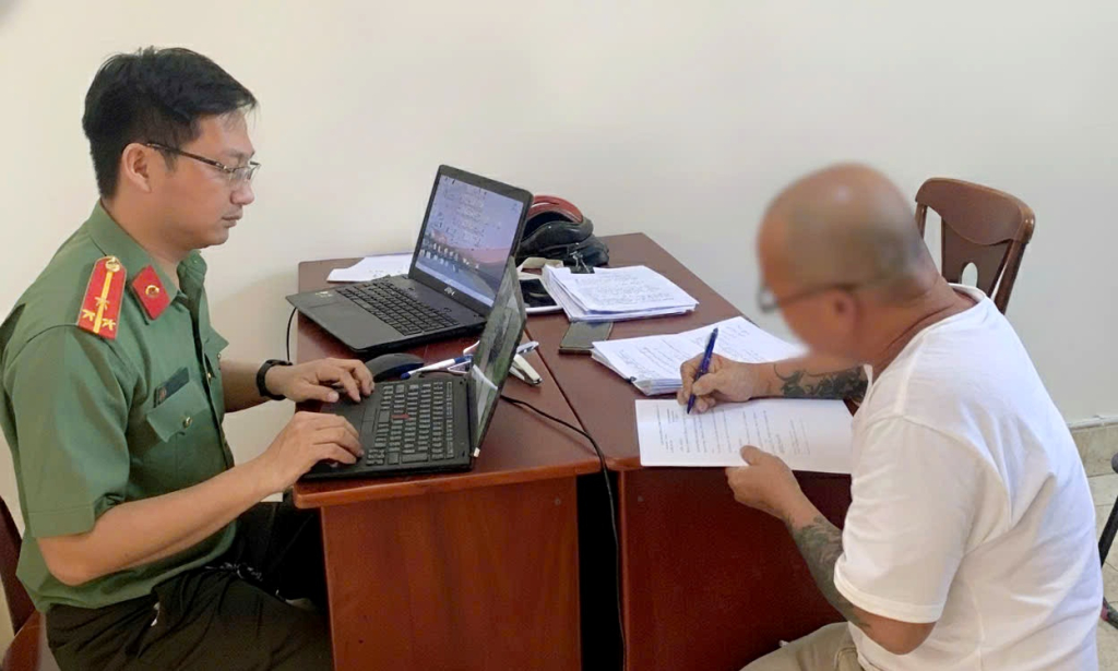 Xử phạt c&aacute; nh&acirc;n chia sẻ th&ocirc;ng tin xuy&ecirc;n tạc tr&ecirc;n kh&ocirc;ng gian mạng