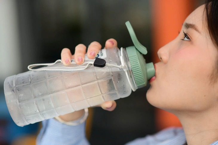 N&ecirc;n uống bao nhi&ecirc;u nước mỗi ng&agrave;y?