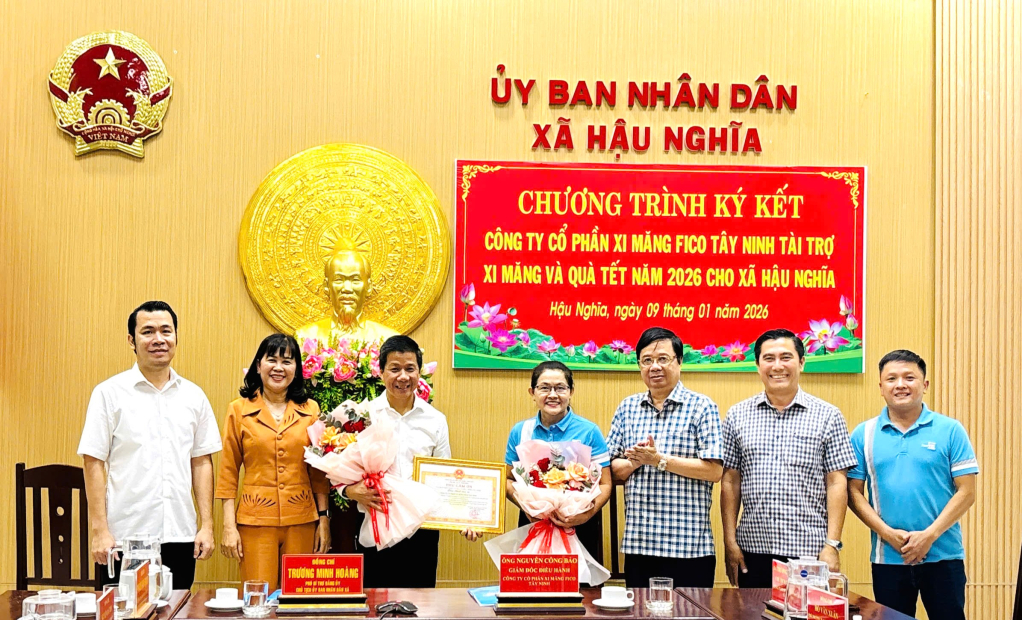 C&ocirc;ng ty Cổ phần Xi măng Fico T&acirc;y Ninh tặng 2.000 bao xi măng v&agrave; qu&agrave; Tết tại x&atilde; Hậu Nghĩa 