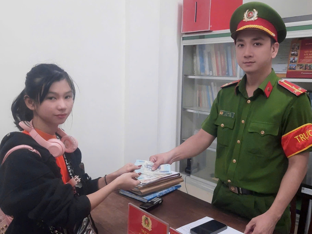 C&ocirc;ng an x&atilde; T&acirc;n Ch&acirc;u gi&uacute;p người d&acirc;n nhận lại t&agrave;i sản đ&aacute;nh rơi