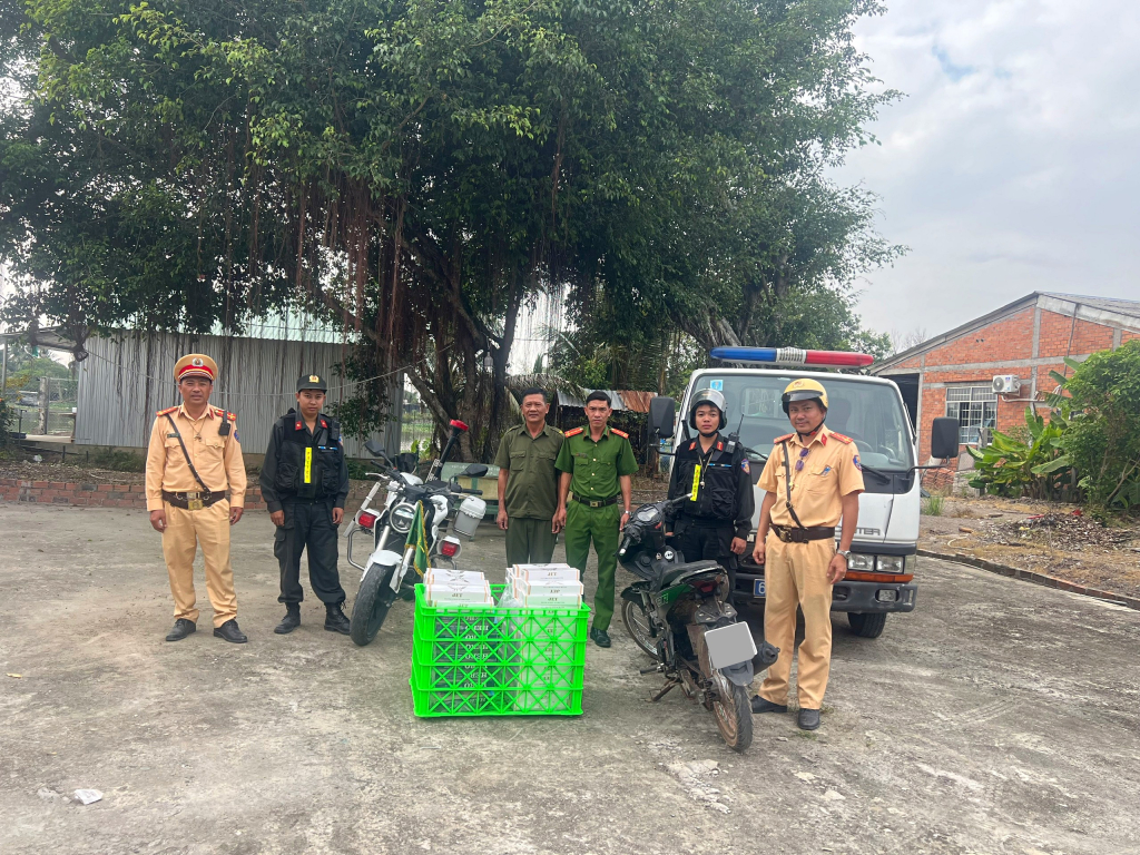 Cảnh s&aacute;t giao th&ocirc;ng bắt giữ phương tiện vận chuyển 1.300 g&oacute;i thuốc l&aacute; nhập lậu