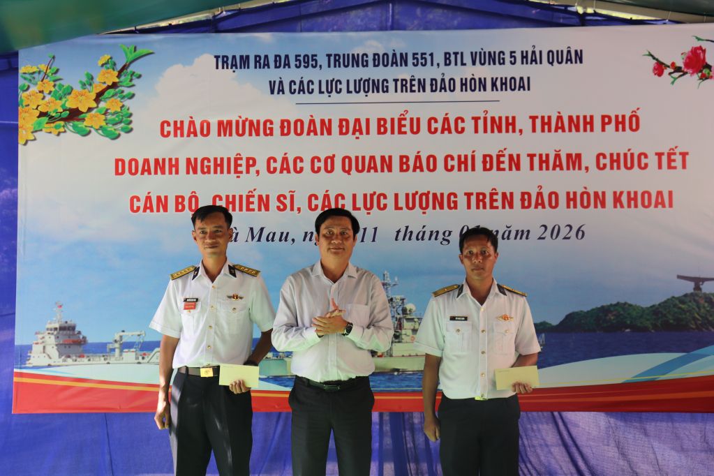 Đưa Tết đến đảo H&ograve;n Khoai