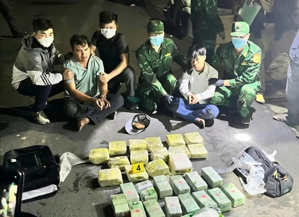 2 bị cáo cùng số ma túy vận chuyển thuê thời điểm bị bắt