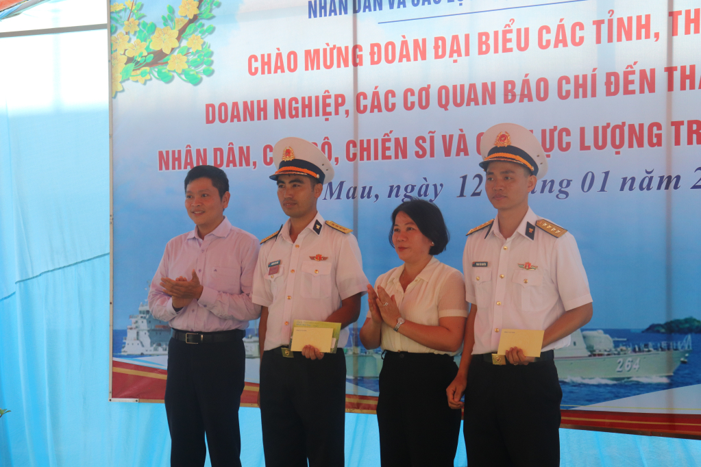 Đo&agrave;n c&ocirc;ng t&aacute;c c&aacute;c tỉnh, th&agrave;nh phố ph&iacute;a Nam thăm, ch&uacute;c Tết tr&ecirc;n đảo H&ograve;n Chuối