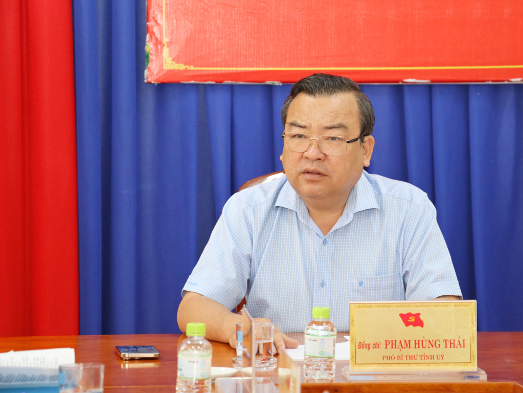 Ph&oacute; B&iacute; thư Tỉnh ủy Phạm H&ugrave;ng Th&aacute;i l&agrave;m việc với Ban Thường vụ Đảng ủy x&atilde; H&ograve;a Hội