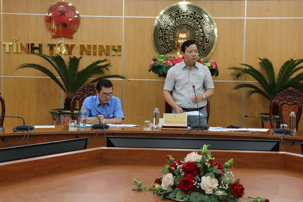 Phó Chủ tịch UBND tỉnh Phạm Tấn Hòa phát biểu tại cuộc họp 