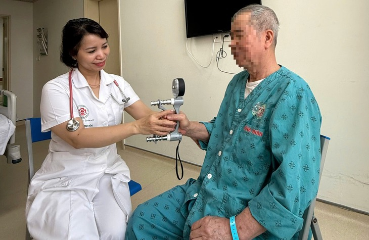 Thiểu cơ l&agrave;m suy yếu sức khỏe người cao tuổi thế n&agrave;o?