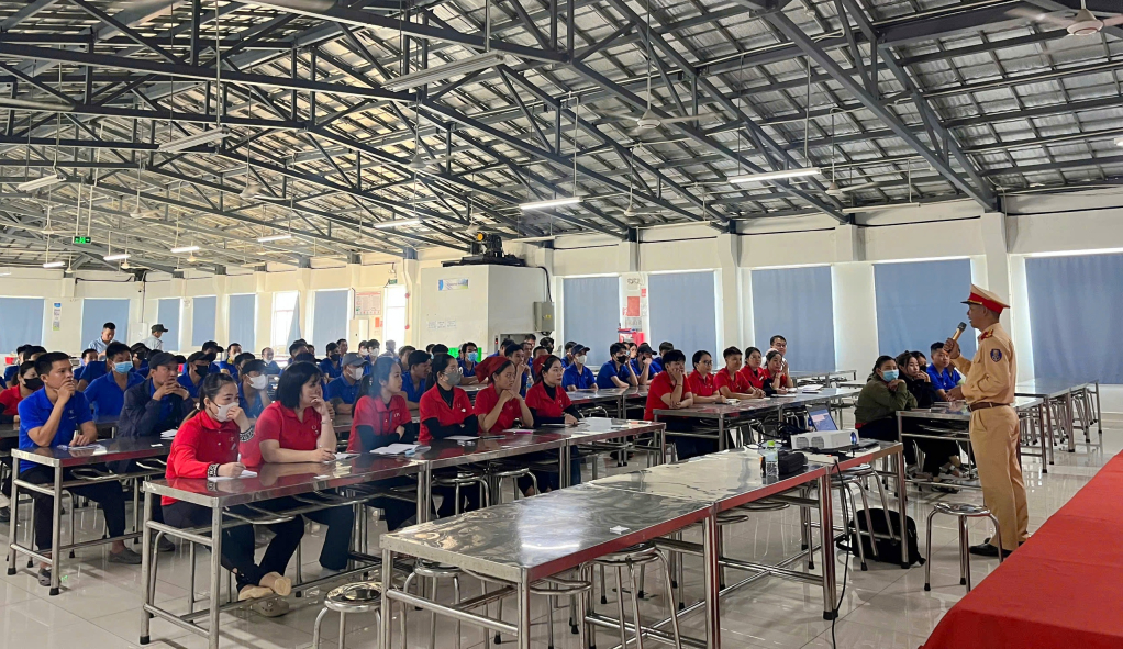 Cán bộ tuyên truyền an toàn giao thông cho người lao động