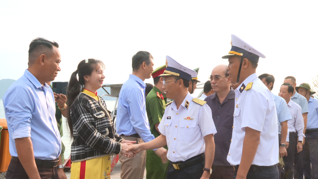 Đo&agrave;n đại biểu c&aacute;c tỉnh, th&agrave;nh phố ph&iacute;a Nam: Ch&uacute;c Tết tr&ecirc;n Quần đảo Nam Du
