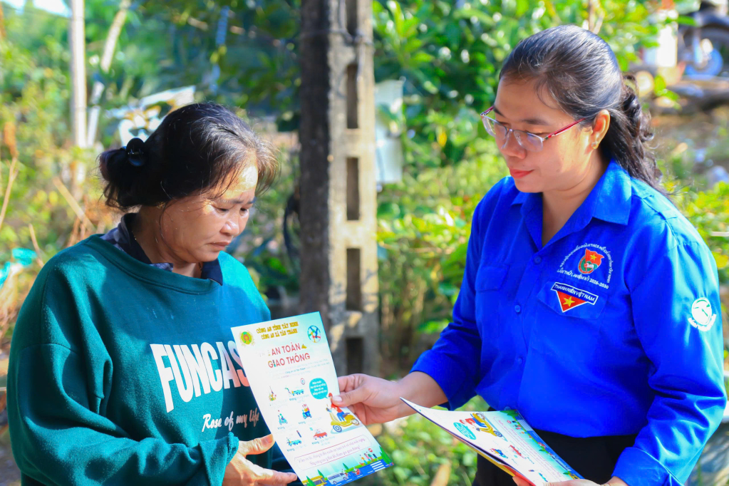 Tuy&ecirc;n truyền ph&aacute;p luật cho người d&acirc;n ấp T&agrave; Dơ