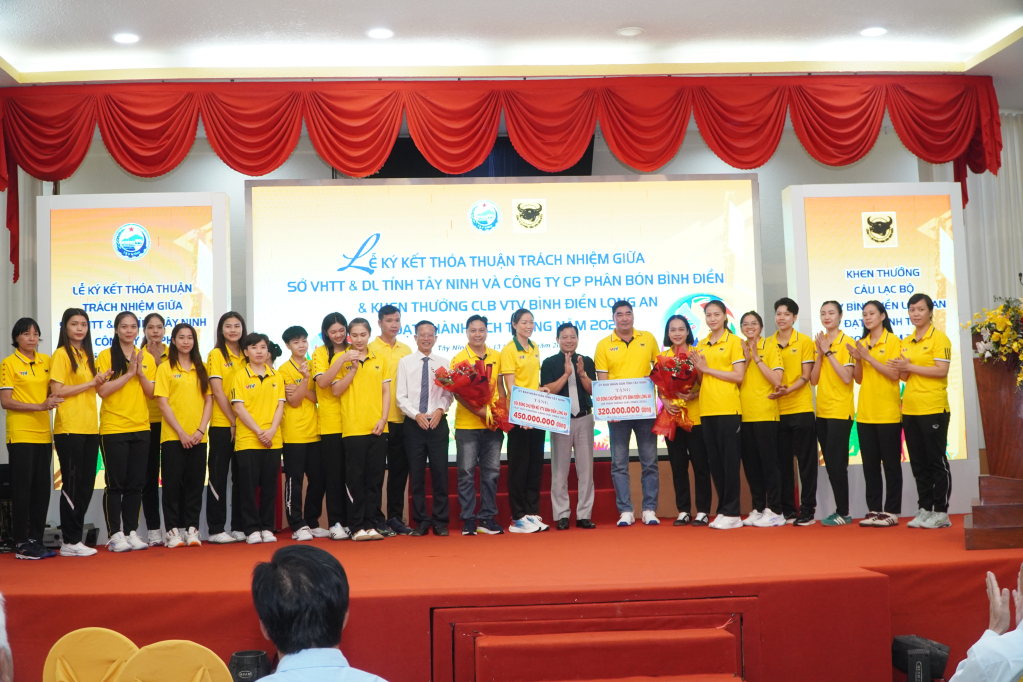 Đội Bóng chuyền nữ VTV Bình Điền Long An được trao bảng tượng trưng quyết định khen thưởng bằng tiền của UBND tỉnh Tây Ninh