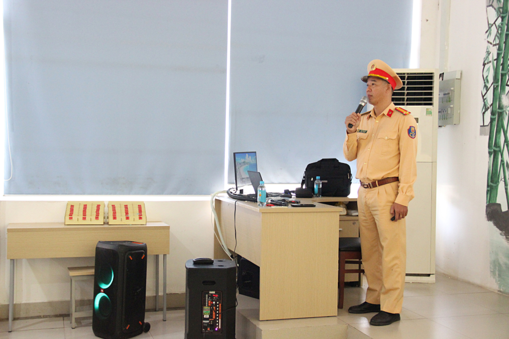 Cán bộ phổ biến các quy định về an toàn giao thông