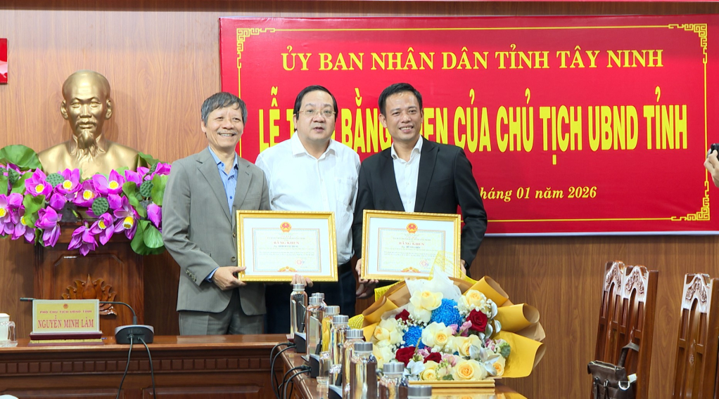 Phó Chủ tịch UBND Tỉnh Nguyễn Minh Lâm (giữa ) trao tặng Bằng khen cho các cá nhân