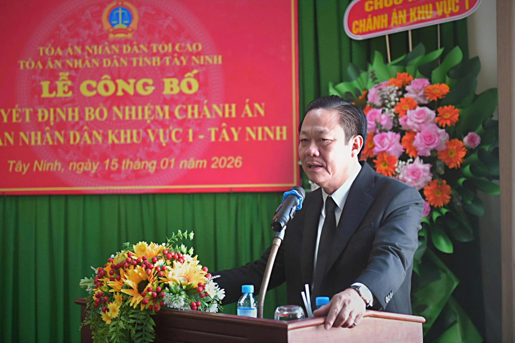 Chánh án TAND tỉnh Lê Quốc Dũng phát biểu chúc mừng và giao nhiệm vụ cho tân Chánh án TAND khu vực 1 Tây Ninh