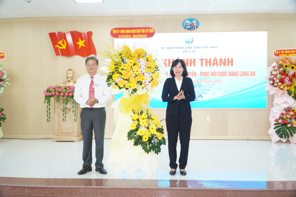 Uỷ viên Ban Thường vụ Tỉnh ủy, Phó Chủ tịch HĐND Tỉnh Đặng Thị Ngọc Mai trao tặng lẵng hoa chúc mừng của Tỉnh ủy, HĐND, UBND,UB.MTTQVN Tỉnh cho lãnh đạo bệnh viện