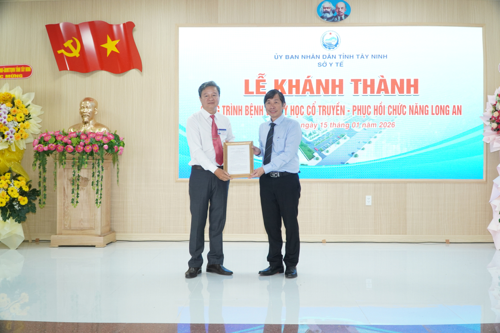 Giám đốc Sở Y tế Đỗ Hồng Sơn thừa ủy của Chủ tịch UBND Tỉnh trao quyết định cho Thầy thuốc ưu tú, bác sĩ chuyên khoa II Nguyễn Hữu Phước - Giám đốc Bệnh viện viện Y học cổ truyền – Phục hồi chức năng Long An 